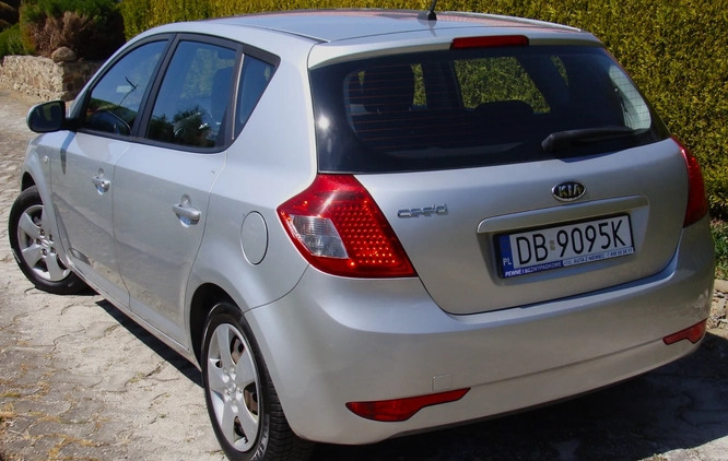 Kia Ceed cena 19777 przebieg: 195000, rok produkcji 2010 z Wałbrzych małe 211